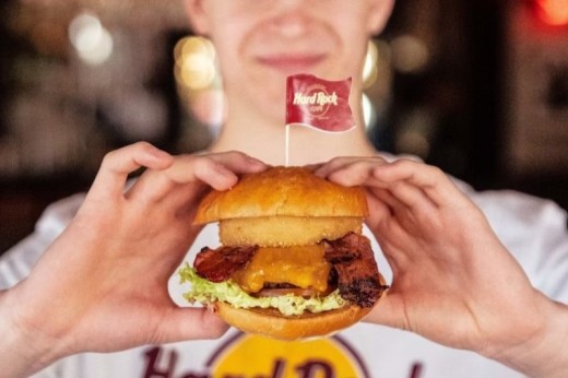 Addio al Celibato a Bucarest: Cena con Burger e Stripper