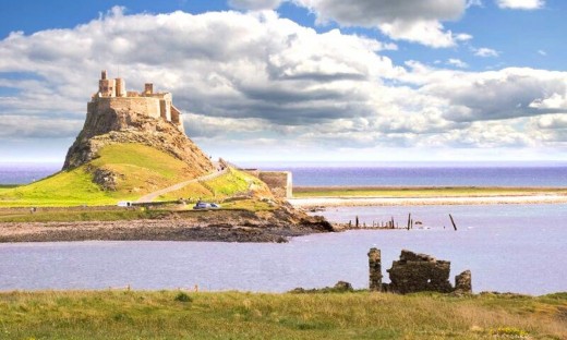 Isola Santa di Lindisfarne, Castello di Alnwick e Regno di Northumbria