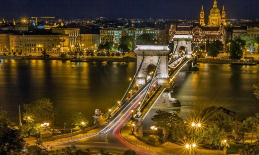 Budapest di notte: tour con cena e spettacolo folkloristico