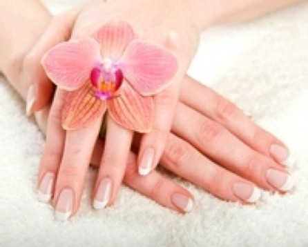 Manicure o pedicure presso un salone di Milano