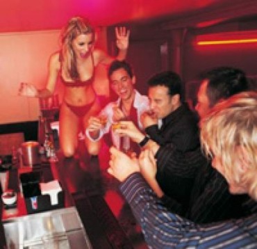 Addio al Celibato a Bucarest: Strip Club con Open Bar