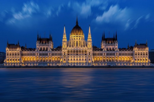 Tour del Parlamento di Budapest e crociera con cena e musica dal vivo