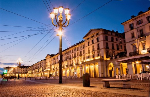 Di Piazza in Piazza a Torino - Tour in Vespa per 2 persone