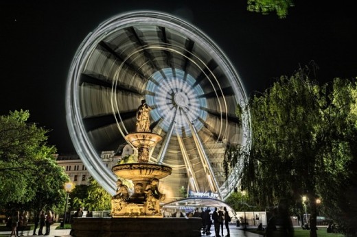 Ferrish wheel ride in the heart of Budapest with priority access and a glass of champagne