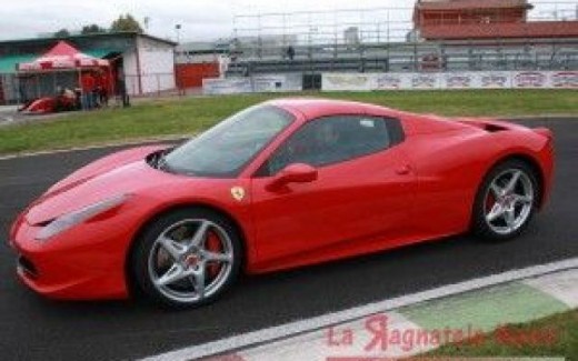 Giro da pilota su una Ferrari 458 & soggiorno 1 notte