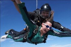 Tandem Skydiving in Hungary | 4000 meter, hand-held camera + cameraman