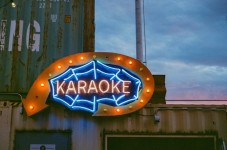 Addio al Celibato a Bucarest: Serata Karaoke con drinks