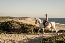 Passeggiata a cavallo per due sulle spiaggie del Portogallo