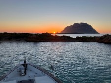 Un Sogno sul Mare: Dormire in Barca nella Baia