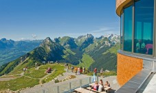 Escursione in montagna con formaggio e cioccolato